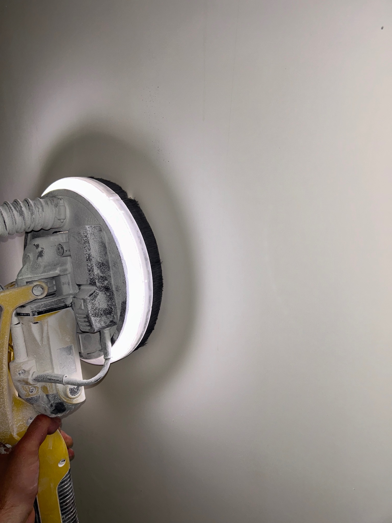 Ściana przeszlifowana oraz zagruntowana.