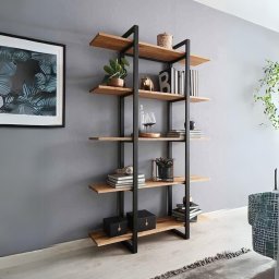 stelaże z metalu a naturalnego drewna