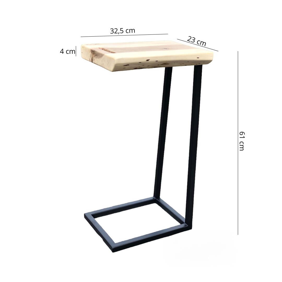Stolik pomocniczy z blatem z jasnego drewna i czarną metalową podstawą w kształcie litery C, prezentowany na białym tle z wymiarami oznaczonymi na zdjęciu.