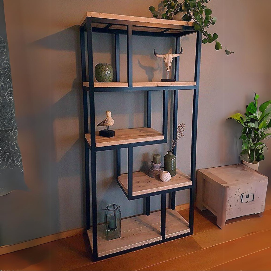 Regał industrialny z drewnianymi półkami i czarną metalową ramą, dekorowany roślinami i ozdobami, na tle szarej ściany i drewnianej podłogi.
