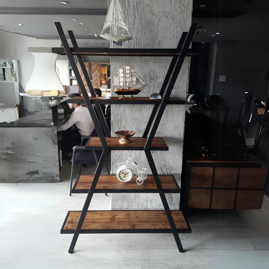 Nowoczesny regał z drewnianymi półkami i metalową ramą w kształcie litery A, eksponowany w salonie w Krakowie, z dekoracjami marynistycznymi na półkach.