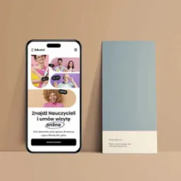 Ekran smartfona prezentujący interfejs aplikacji mobilnej Edumni do znajdowania nauczycieli online, obok kartonik z danymi kontaktowymi design agency.