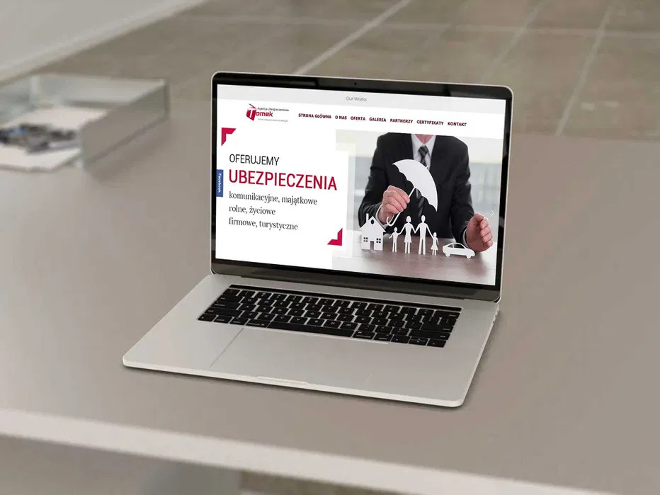 Laptop wyświetla stronę internetową agencji ubezpieczeniowej z hasłem 'Oferujemy ubezpieczenia' i grafiką przedstawiającą rodzinę, dom i samochód pod parasolem.