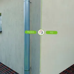 Elewacja budynku z rynną, prezentująca efekt czyszczenia: część ściany 'przed' zabrudzona, część 'po' odświeżona. Widoczna ceglana podmurówka i okno.