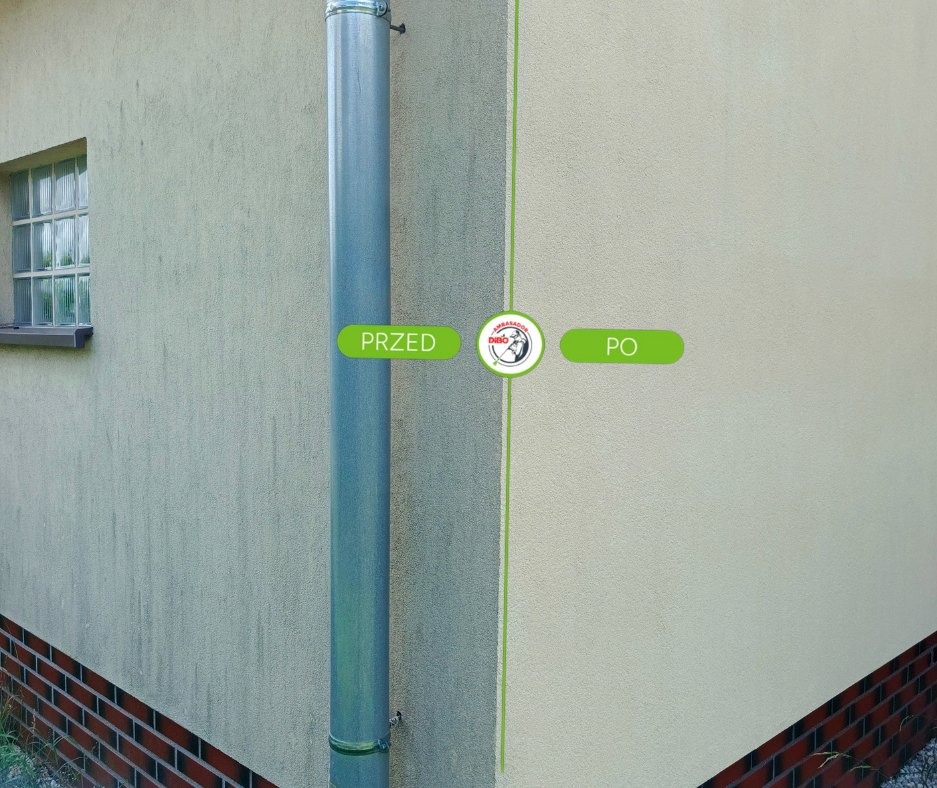 Elewacja budynku z rynną, prezentująca efekt czyszczenia: część ściany 'przed' zabrudzona, część 'po' odświeżona. Widoczna ceglana podmurówka i okno.