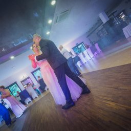 Zaufaj SlubneFilmy.pl i pozwól nam uwiecznić najważniejsze momenty Waszego życia w sposób, który na zawsze pozostanie w pamięci. Razem stworzymy piękną opowieść, do której będziecie mogli wracać przez lata.