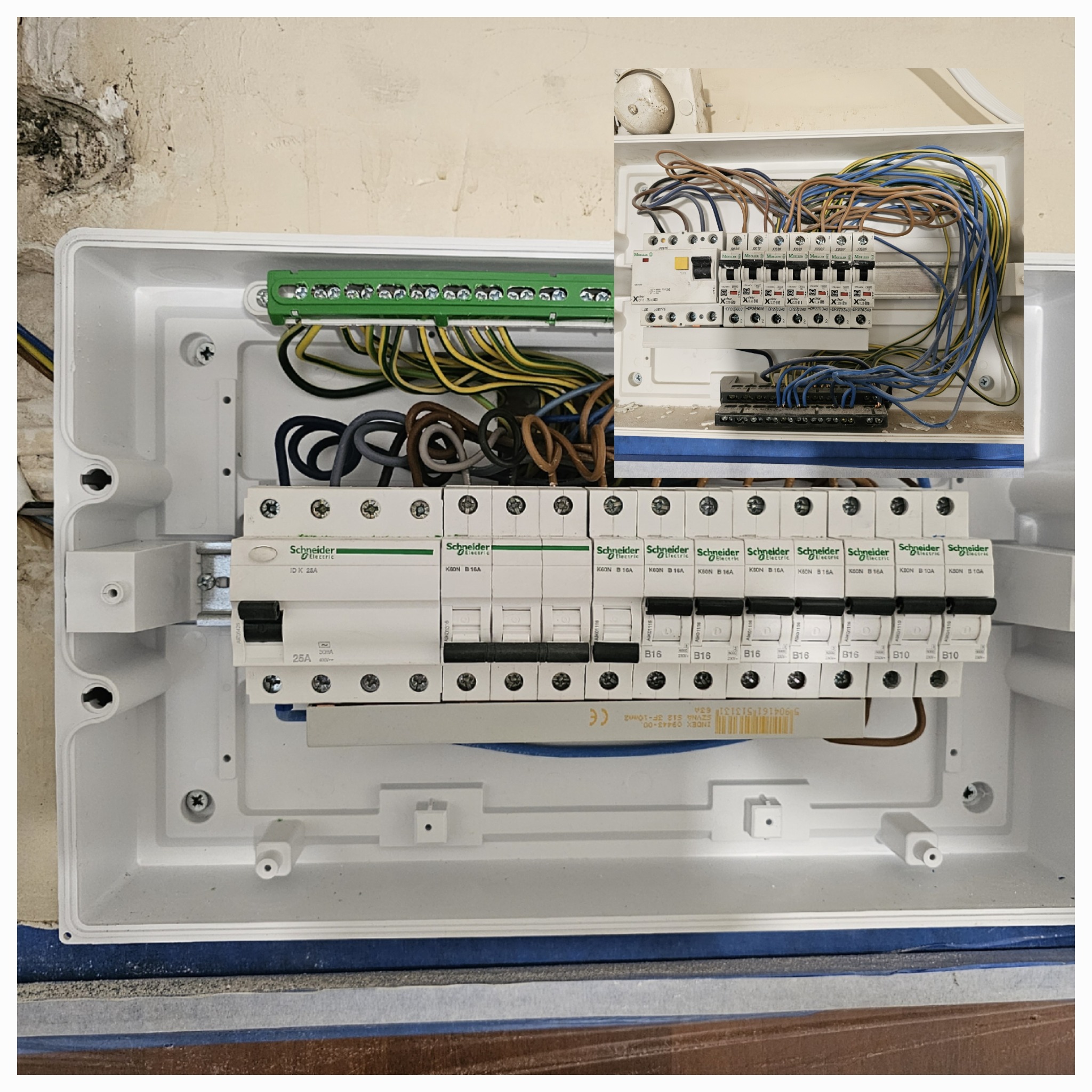 Otwarta skrzynka rozdzielcza z zamontowanymi bezpiecznikami i podłączonymi przewodami elektrycznymi, widoczne złącza śrubowe i oznaczenia na urządzeniach.