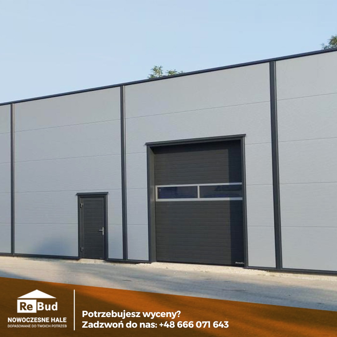 Szara hala przemysłowa z dwiema parami drzwi: bramą segmentową z oknami i drzwiami wejściowymi, widoczne panele warstwowe i konstrukcja stalowa.