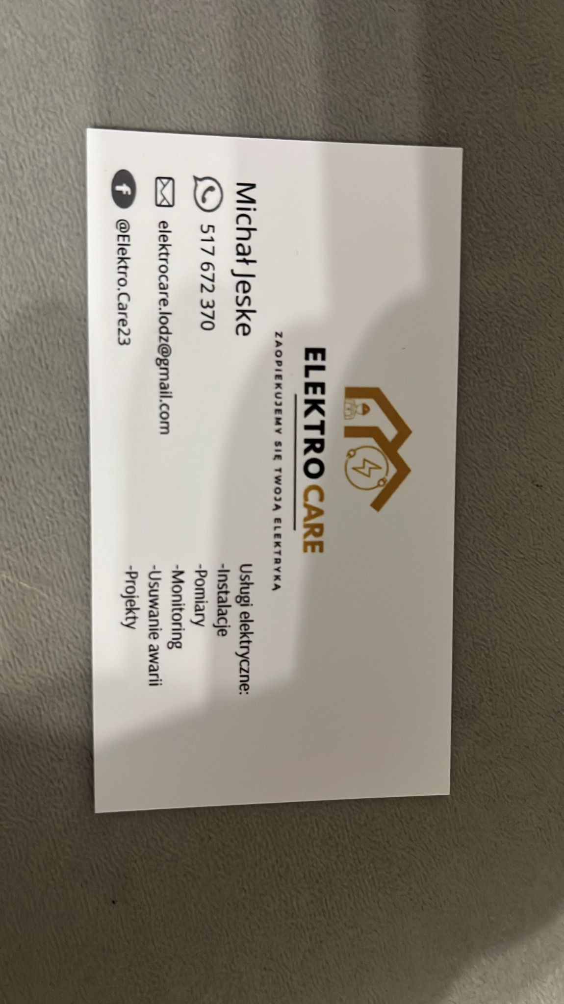 Wizytówka firmy Elektro Care z danymi kontaktowymi: imię i nazwisko, numer telefonu, adres e-mail, profil na Facebooku oraz wypisanymi usługami elektrycznymi.