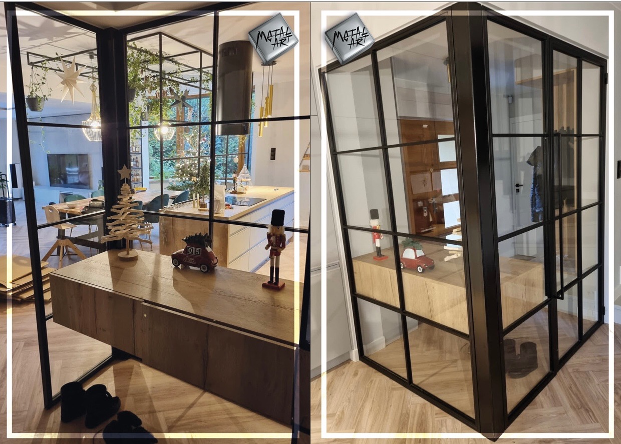 Nowoczesna, przeszklona konstrukcja z czarnych profili oddzielająca przestrzeń, widok na salon i jadalnię w tle, dekoracje świąteczne na komodzie.