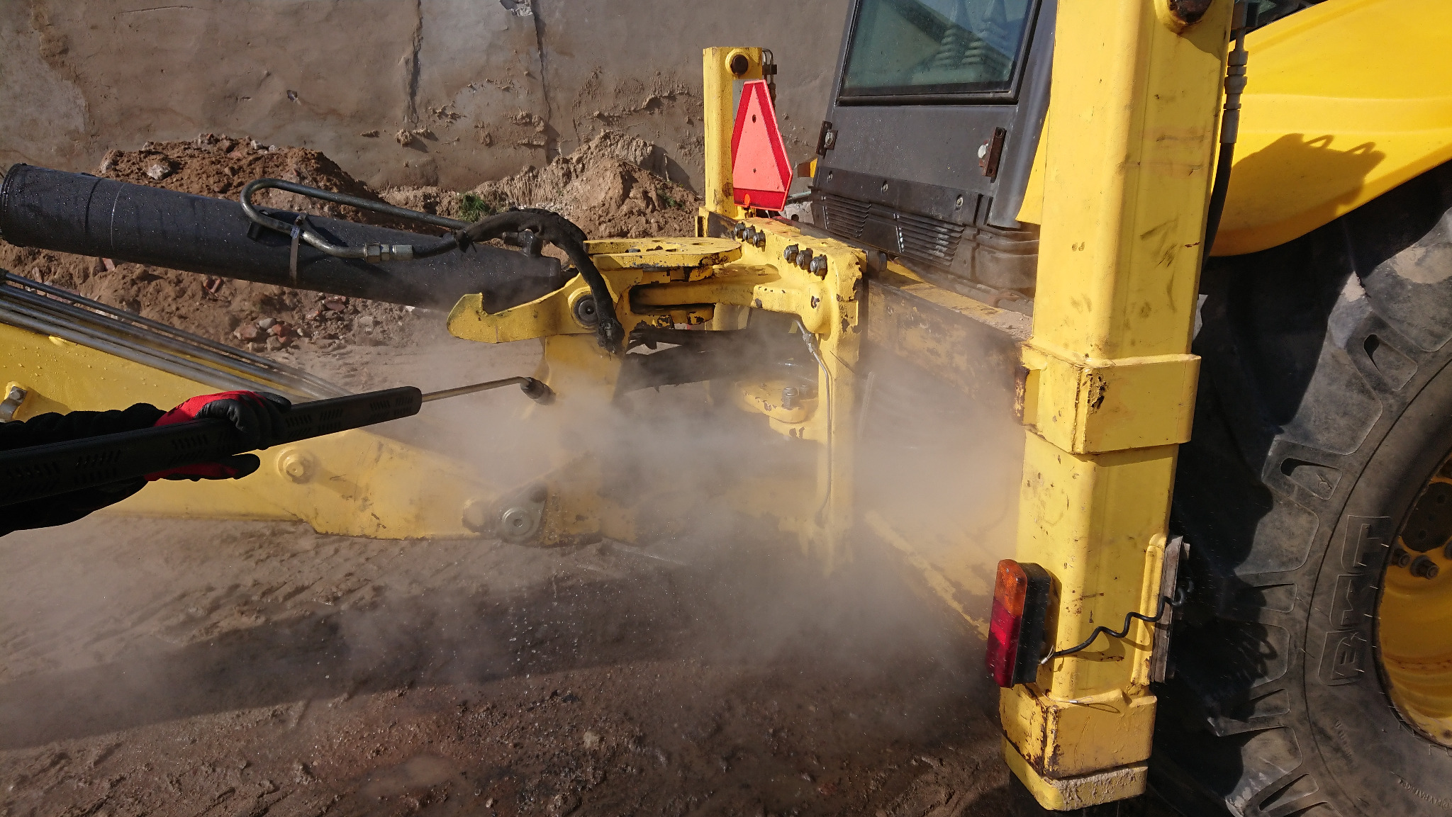 Odkażanie i mycie wszelkich maszyn także po powodziach DHR8.