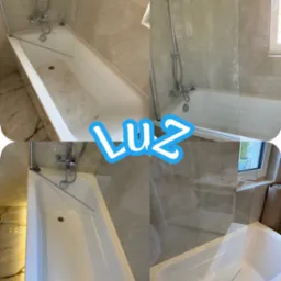 Kolaż prezentujący wannę z zamontowanym parawanem nawannowym przed i po czyszczeniu. Widoczne r&oacute;żnice w czystości powierzchni i armatury.