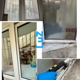 Czyszczenie okien: okno z brudną szybą, okno umyte, czyszczenie parownicą, widoczne zabrudzenia i narzędzie pracy. Widok z zewnątrz, okno białe, plastikowe.