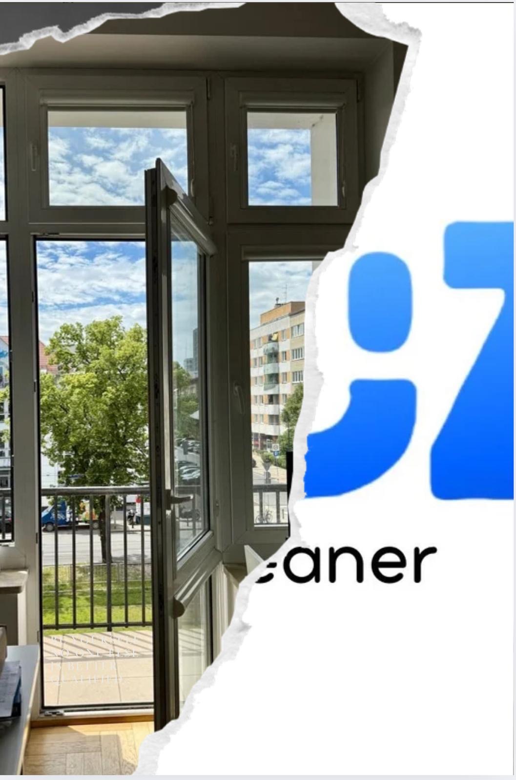 Otwarty balkon z widokiem na zewnątrz. Na zdjęciu widoczne okna i fragment logo firmy sprzątającej z boku. Słoneczny dzień.