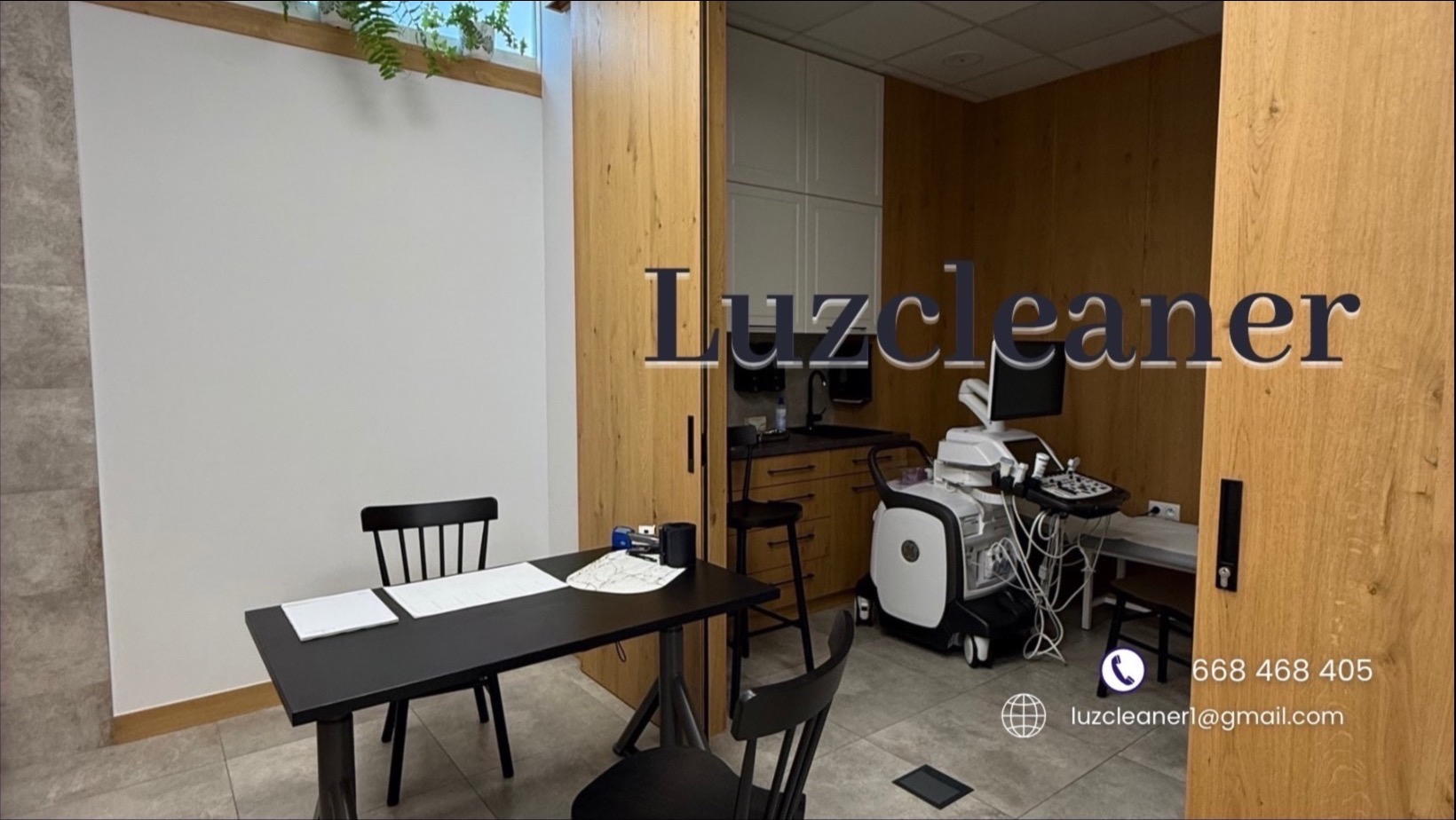 Wnętrze biura po sprzątaniu: czarne krzesła i stół z dokumentami, sprzęt medyczny w tle, drewniane panele, czysta przestrzeń, roślina na parapecie.