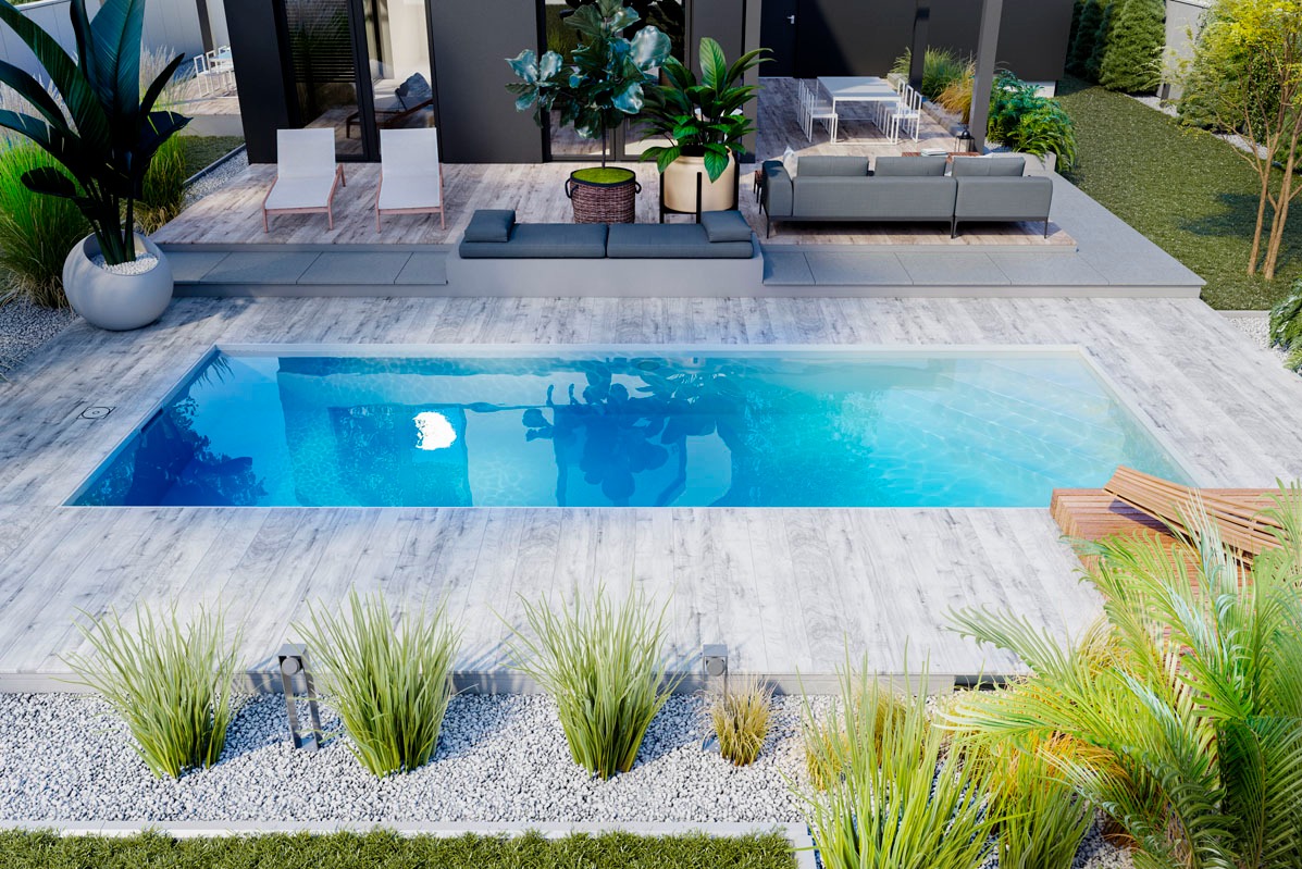 Nowoczesny, prostokątny basen otoczony jasnoszarą drewnianą platformą, z roślinnością ozdobną i meblami ogrodowymi w tle, widok z góry.