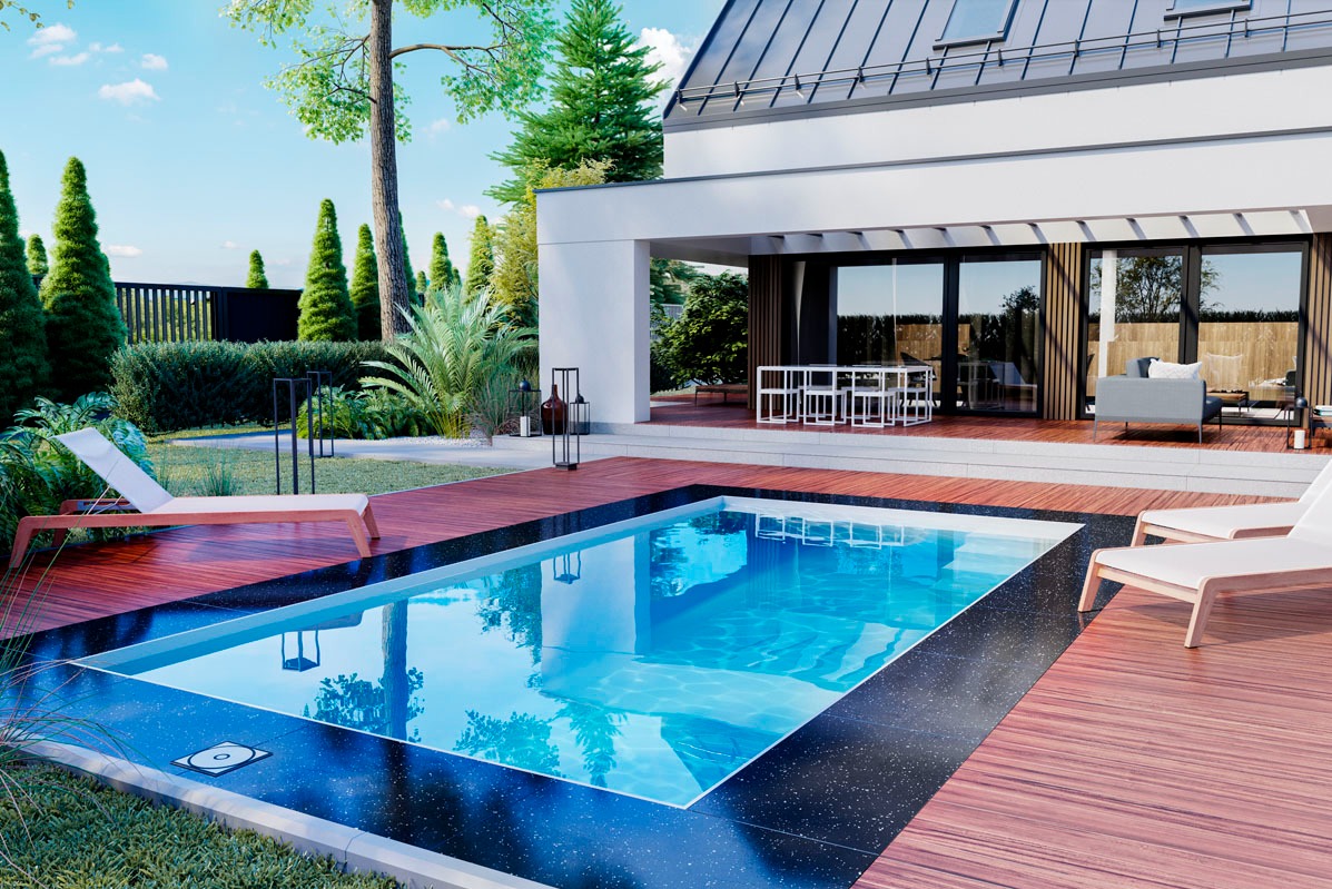 Nowoczesny, prostokątny basen z czarnym obramowaniem, otoczony drewnianym tarasem, z dwoma leżakami i minimalistycznym domem w tle.