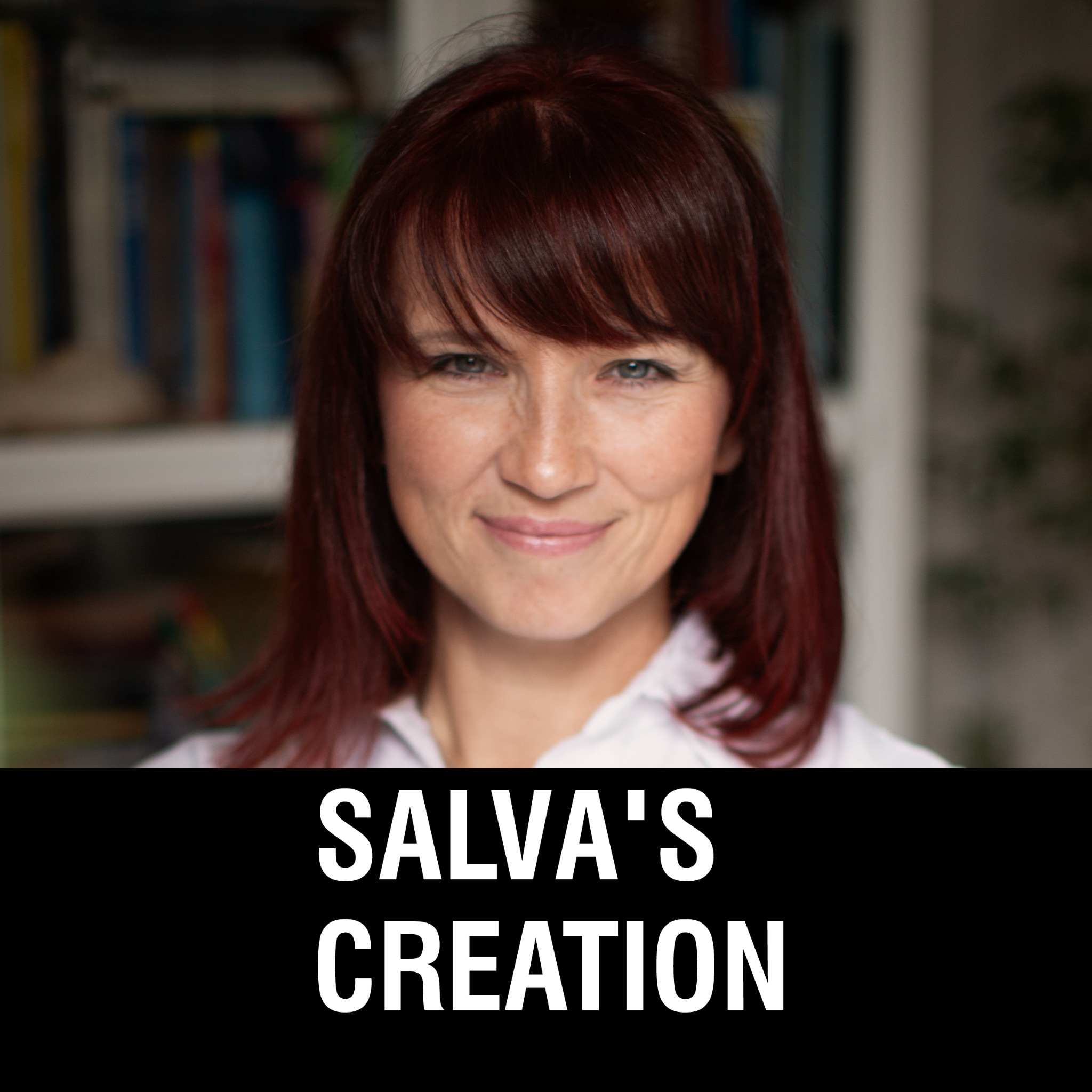 Portret uśmiechniętej kobiety z rudymi włosami na tle regału z książkami i rośliną doniczkową, z napisem 'Salva's Creation' na czarnym tle.
