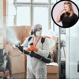 GRUPA STOP SPÓŁKA Z O.O. - Osoba w kombinezonie ochronnym i masce rozpyla środek, w tle kartony i okno, w prawym górnym rogu wstawka z kobietą zatkaną nos.