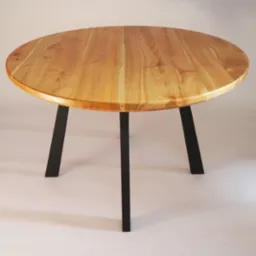 Okrągły stół z blatem z jasnego drewna o wyraźnym usłojeniu, osadzony na trzech czarnych, metalowych nogach o kwadratowym przekroju, na jasnym tle.