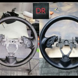 Center - Porównanie: Kierownica samochodowa przed i po renowacji, widoczne ślady użytkowania po lewej stronie i gładka, odnowiona powierzchnia po prawej.