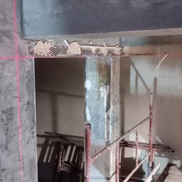 Wyprowadzenie kątowników pod tynki tradycyjne w kościele z żelbetową konstrukcją.