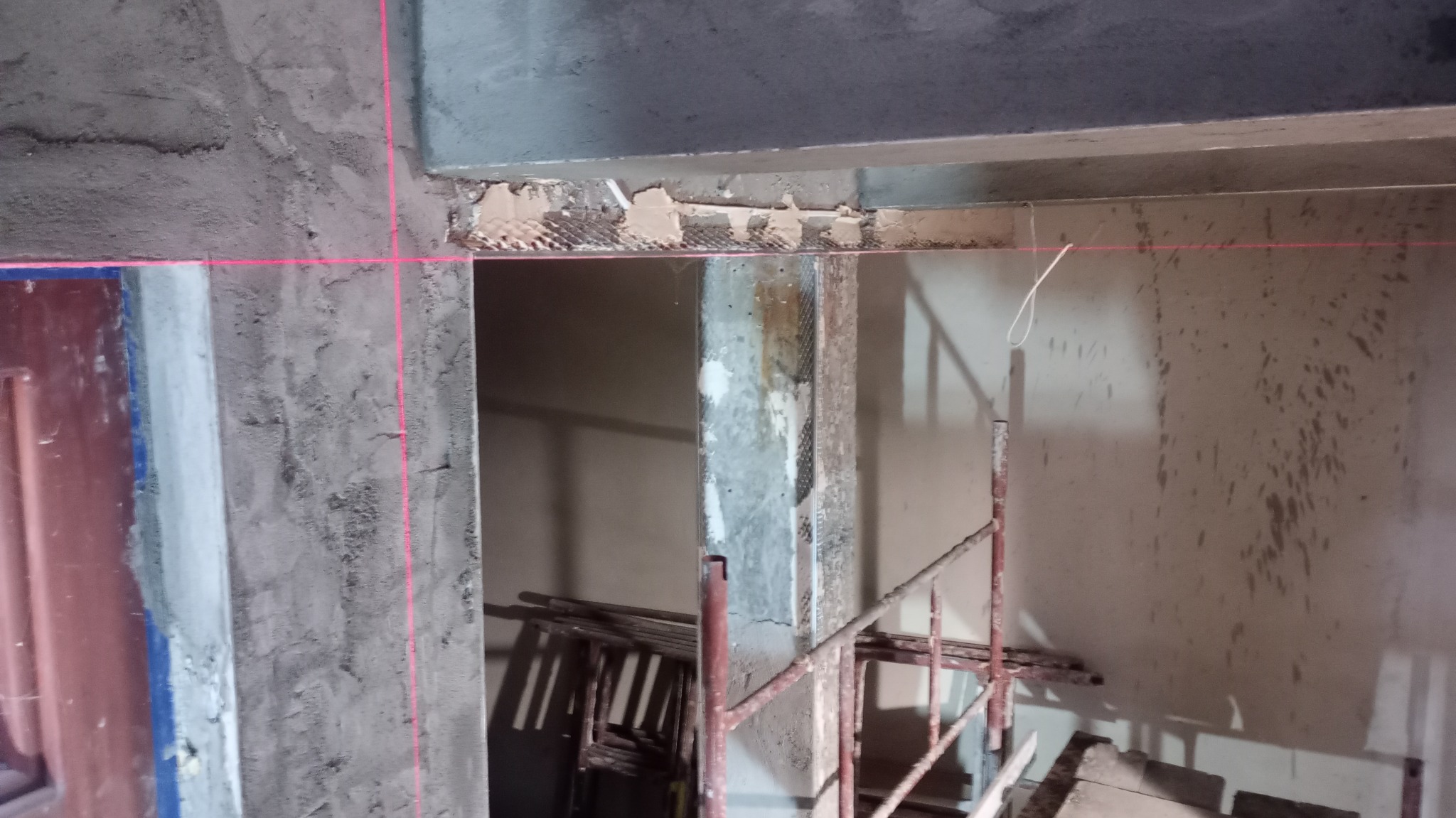 Wyprowadzenie kątowników pod tynki tradycyjne w kościele z żelbetową konstrukcją.