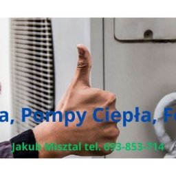 Jamnet Klimatyzacja - Mierniki ciśnienia czynnika chłodniczego w dłoni, kciuk uniesiony do góry przy jednostce zewnętrznej klimatyzacji, rury izolowane białą taśmą.