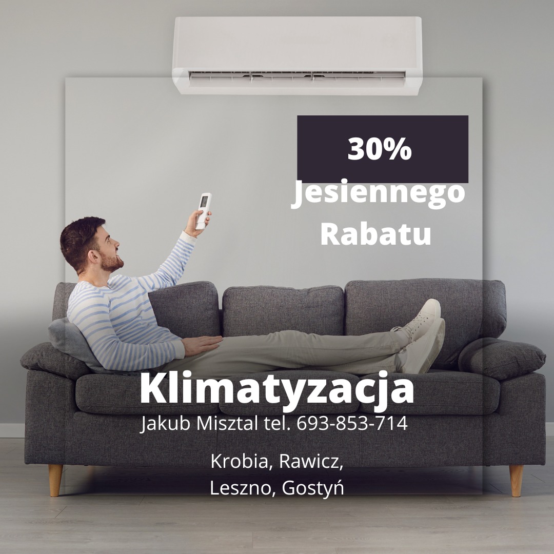 Mężczyzna relaksuje się na szarej sofie, sterując pilotem białego klimatyzatora zamontowanego na ścianie; widoczna oferta '30% Jesiennego Rabatu'.