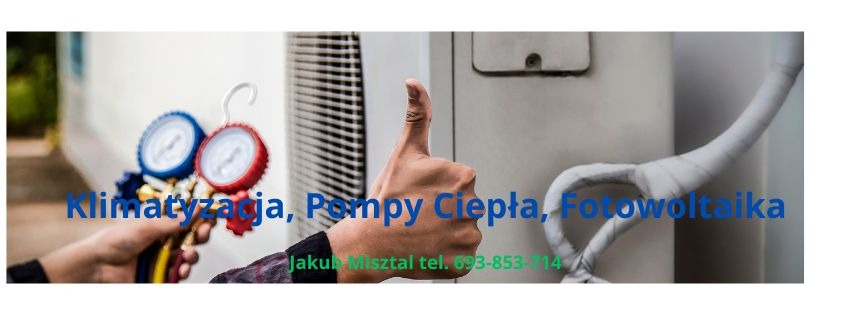 Mierniki ciśnienia czynnika chłodniczego w dłoni, kciuk uniesiony do góry przy jednostce zewnętrznej klimatyzacji, rury izolowane białą taśmą.