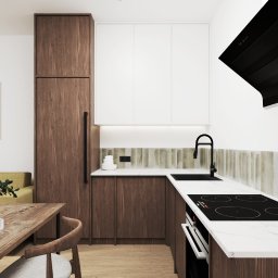 Anna Ostrowska - Wizualizacja nowoczesnej kuchni z drewnianymi i białymi szafkami, blatem z białego marmuru i czarną armaturą, widok na stół z drewnianym blatem i elementami dekoracyjnymi.