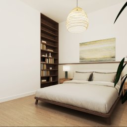 Anna Ostrowska - Jasna sypialnia z drewnianą podłogą, łóżkiem z beżową pościelą, regałem z książkami i obrazem nad wezgłowiem, oświetlona lampą wiszącą z plecionki i lampkami nocnymi, z rośliną w doniczce w rogu.