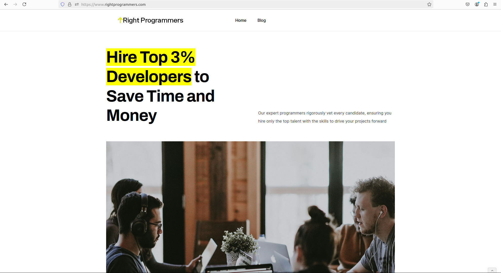 Zrzut ekranu strony internetowej Right Programmers z nagłówkiem 'Hire Top 3% Developers to Save Time and Money', poniżej widoczny zespół programistów podczas pracy, z laptopami i słuchawkami.