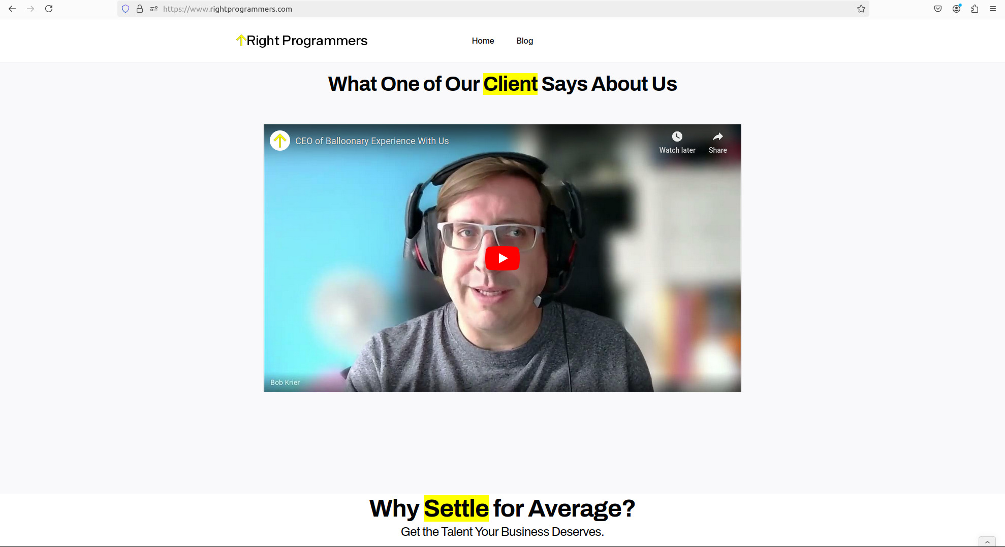 Wideo referencja klienta, Bob Krier, CEO Balloonary, w okularach i słuchawkach, na stronie internetowej Right Programmers.