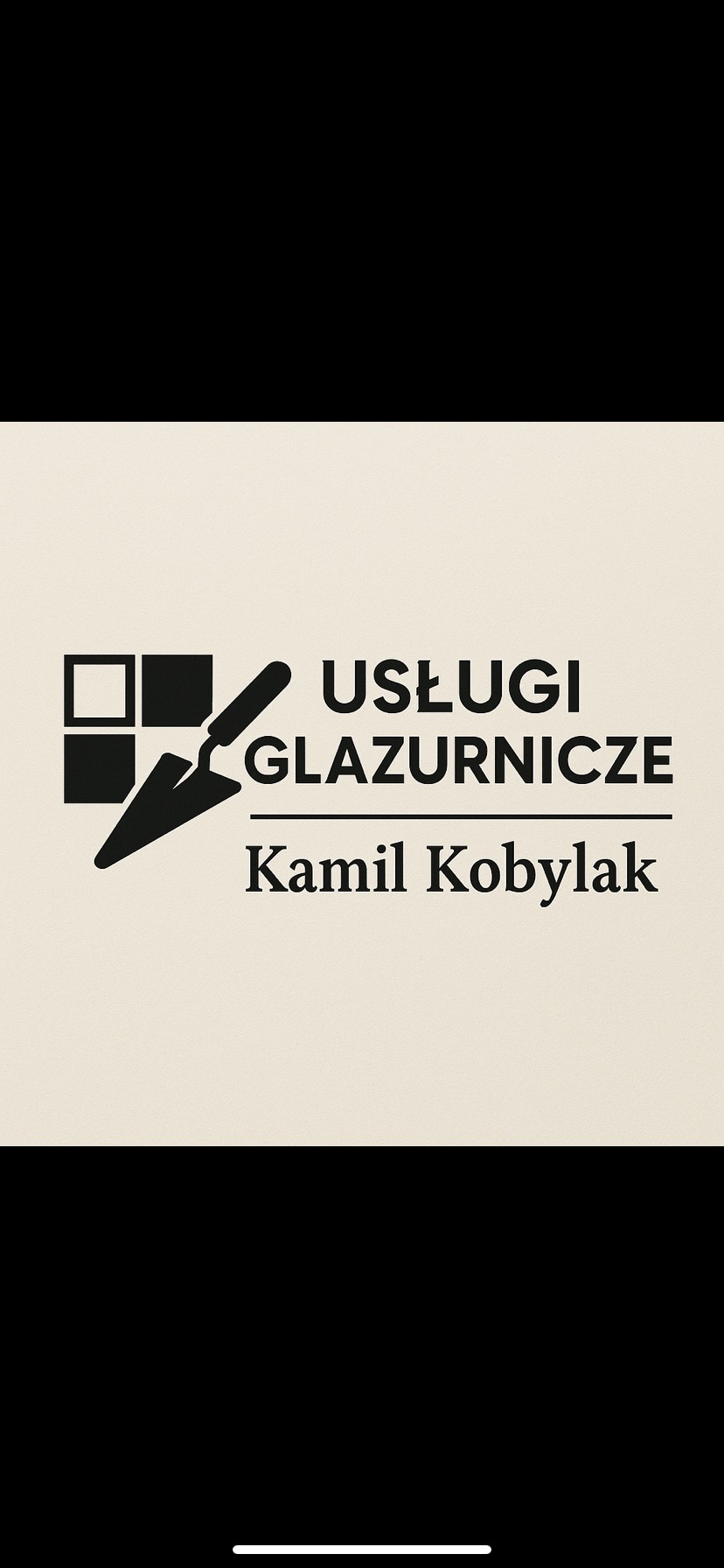 Minimalistyczne logo usług glazurniczych: kielnia, cztery płytki (jedna biała, trzy czarne) i nazwa firmy 'Usługi Glazurnicze Kamil Kobylak' na beżowym tle.