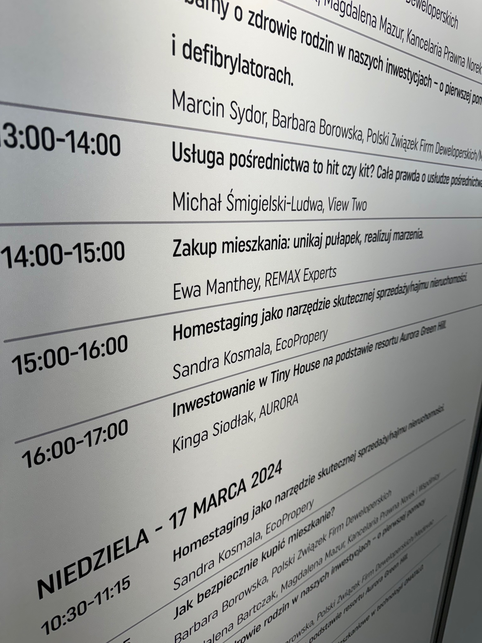 Program konferencji nieruchomości z wyszczególnionymi prelegentami i tematami, w tym 'Zakup mieszkania: unikaj pułapek, realizuj marzenia' oraz 'Homestaging jako narzędzie skutecznej...