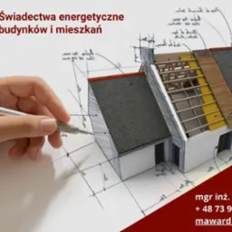 Schemat domu z odsłoniętą konstrukcją dachu i izolacją, naniesiony na plan architektoniczny, analizowany przez osobę trzymającą w dłoni srebrny długopis, obok logo firmy i wykres efektywności...