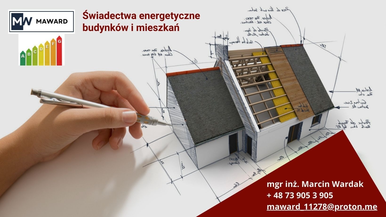 Schemat domu z odsłoniętą konstrukcją dachu i izolacją, naniesiony na plan architektoniczny, analizowany przez osobę trzymającą w dłoni srebrny długopis, obok logo firmy i wykres efektywności...