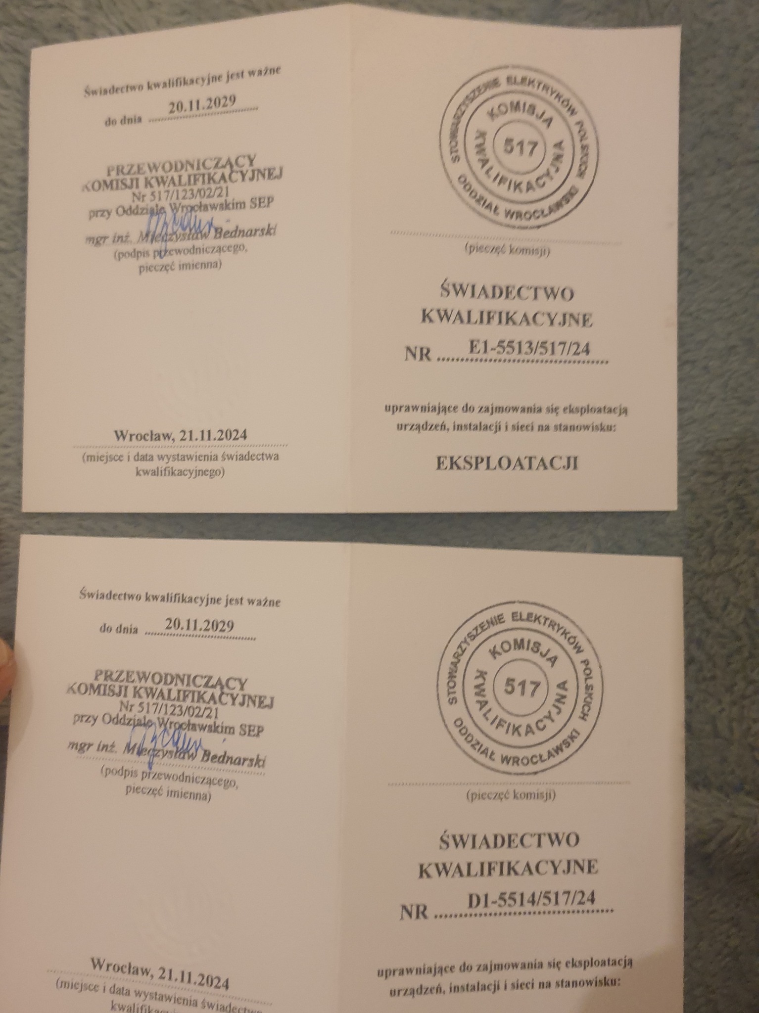 Skan dwóch dokumentów: Świadectwa Kwalifikacyjnego elektryka z pieczęcią komisji i podpisem przewodniczącego, uprawniającego do eksploatacji urządzeń, instalacji i sieci.