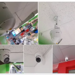 Montaż kamer IP Kenik w lokalu Żabka: widok na suficie zamontowanych, białych kamer kopułkowych i obrotowych, z widocznym wnętrzem sklepu w tle.