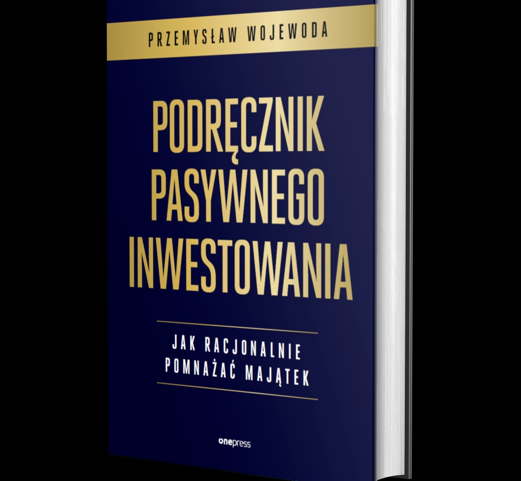 Książka w twardej oprawie z tytułem 'Podręcznik Pasywnego Inwestowania' autorstwa Przemysława Wojewody, na ciemnoniebieskim tle z złotymi napisami i logiem wydawnictwa Onepress.