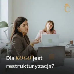 Dwie kobiety w biurze, jedna w brązowej marynarce z ołówkiem, druga w różowej bluzce z laptopem, dyskusja o restrukturyzacji.