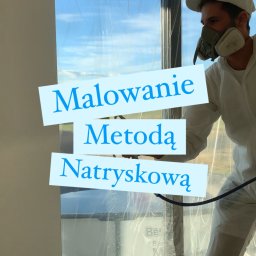 WKBUD - Mężczyzna w kombinezonie i masce maluje ścianę metodą natryskową, okno zabezpieczone folią, widoczne napisy 'Malowanie Metodą Natryskową' nałożone na zdjęcie.
