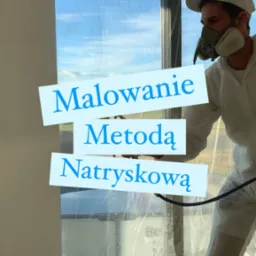 Mężczyzna w kombinezonie i masce maluje ścianę metodą natryskową, okno zabezpieczone folią, widoczne napisy 'Malowanie Metodą Natryskową' nałożone na zdjęcie.