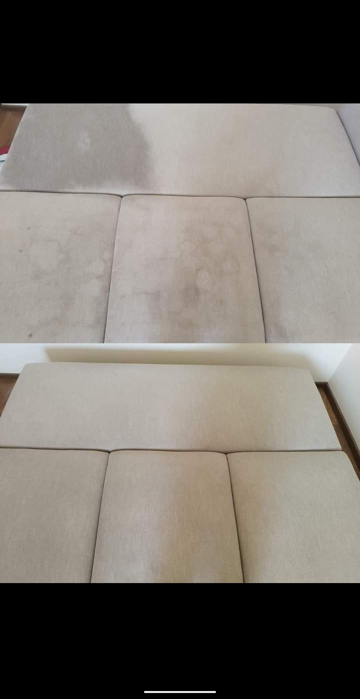 Beżowa sofa modułowa przed i po czyszczeniu, widoczne plamy na górnej połowie zdjęcia, dolna połowa prezentuje czystą tapicerkę.