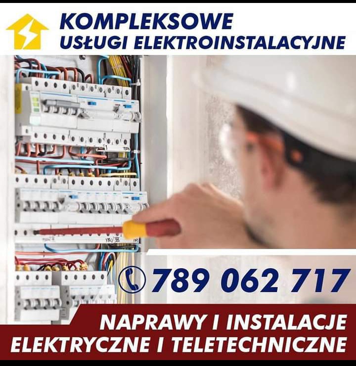 Elektryk w kasku i okularach ochronnych, z boku, pracuje nad skrzynką z bezpiecznikami, używając śrubokręta z żółto-czerwoną rączką.