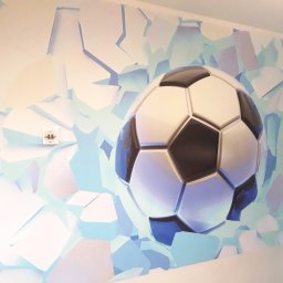 DoMi Group Dominik Mirowski - Malowidło ścienne w Mysłowicach: piłka nożna przebija ścianę. Efekt 3D, jasne kolory, nowoczesny design. Dekoracja pokoju dziecięcego.