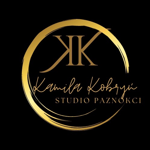 Złote logo studia paznokci Kamila Kobrzyń z inicjałami KK w okręgu na czarnym tle.