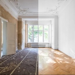 Dariusz Zsuiard - Pokój podzielony na pół: lewa strona w trakcie remontu z odkrytą ścianą, zabezpieczoną podłogą i otwartymi drzwiami, prawa strona po remoncie z pomalowanymi ścianami, odnowioną podłogą...