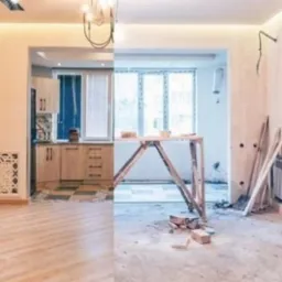 Porównanie stanu pomieszczenia przed i po remoncie: pokój dzienny z telewizorem i dekoracyjną ścianą w odcieniach brązu po lewej stronie, surowa ściana z widocznymi przewodami i materiałami...